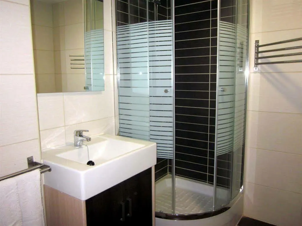 Apartamentos Park Suites サロウ 3*,